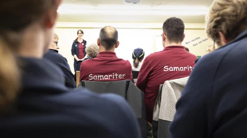 Samariterinnen und Samariter an einer Schulung in einem Samariterverein, von hinten fotografiert auf Stühlen sitzend.