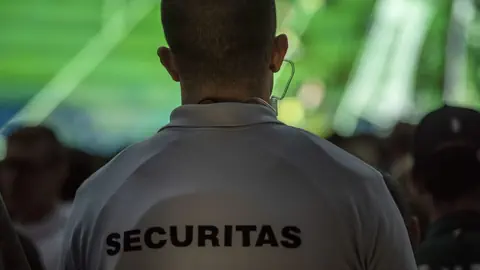 Ein Security von Securitas bewacht eine Menge Menschen beim Public Viewing.