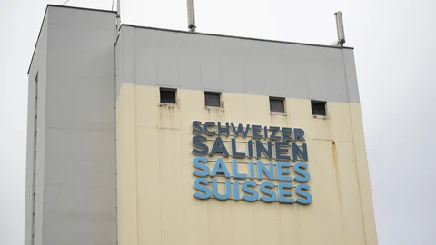 Logo der Schweizer Salinen am Turm der Saline Riburg