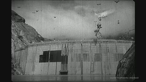 Historische Aufnahme von Bau der Grimsel-Staumauer.