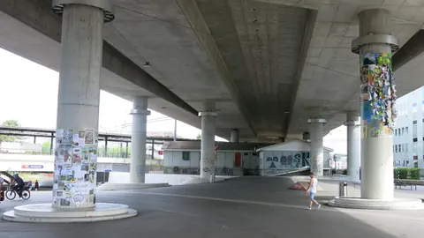 Autobahnbrücke Holligen mit plakatierten Säulen