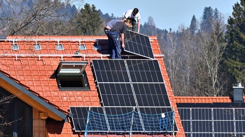 Fördergelder für Fotovoltaik - Ausbau der Solarenergie soll gezielter  unterstützt werden - News - SRF