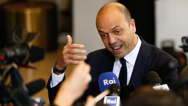 Italiens Innenminister Alfano spricht vor den Medien. 