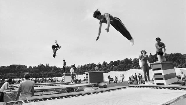 Männer springen auf Trampolins