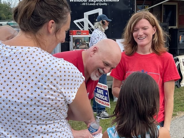 Stephanie Soucek, Vorsitzende der Republikanischen Partei von Door County, mit einem Wahlhelfer und Passanten.