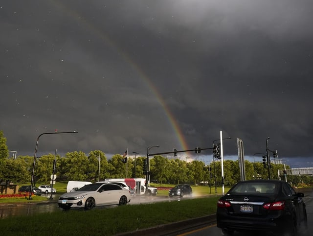 Am Himmel über Chicago ist vor Gewitterwolken ein Regenbogen zu sehen.