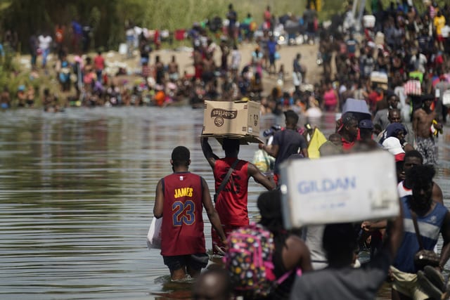 Menschen überqueren den Rio Grande.