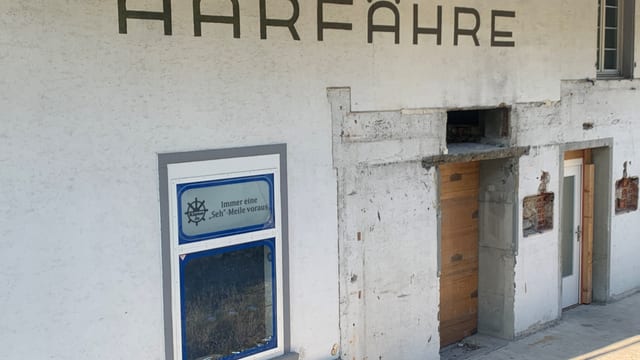 Zerfallenes Haus mit Schriftzug «Aarfähre»