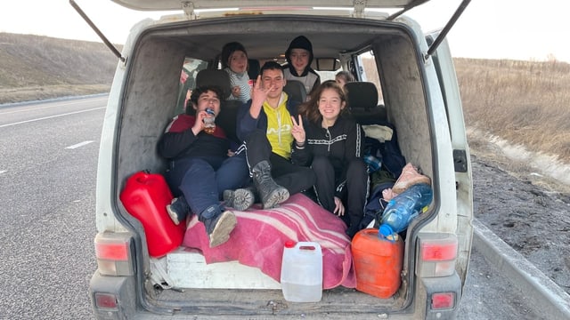 Zwei Kinder im Auto auf der Flucht in den Westen. 