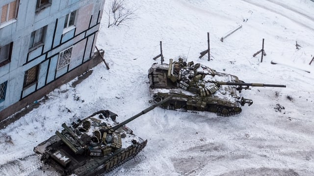 Zwei Panzer auf Strasse.