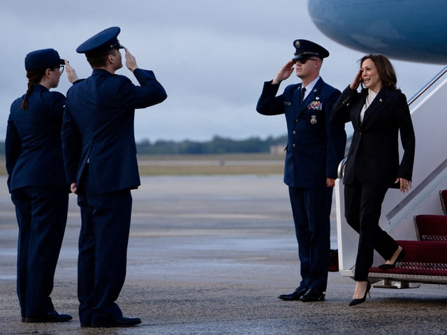 US-Vizepräsidentin Kamala Harris grüsst ihre  Flugzeugbesatzung.