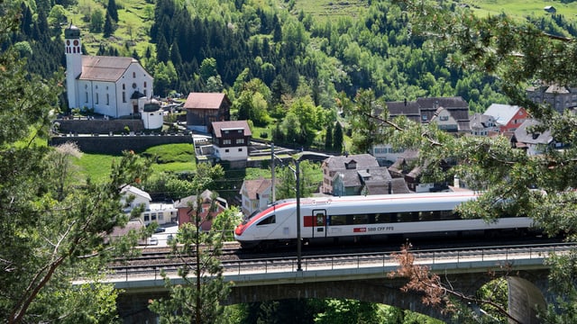 Zug vor der Kirche von Wassen