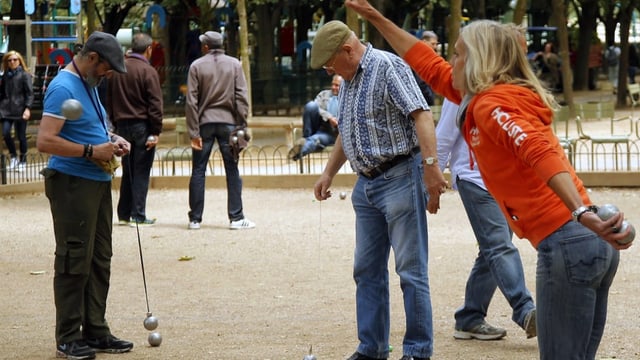 Renter beim Pétanque-Spiel in Paris