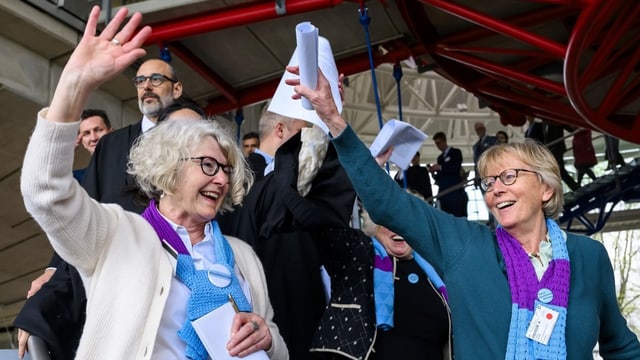 Jubelnde Klimaseniorinnen nach dem Urteil in Strassburg.