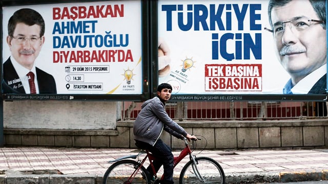 AKP-Wahlplakate in Diyarbakir