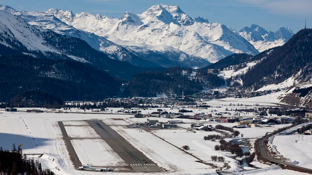 Blick von oben auf den kleinen Flugplatz im Oberengadin