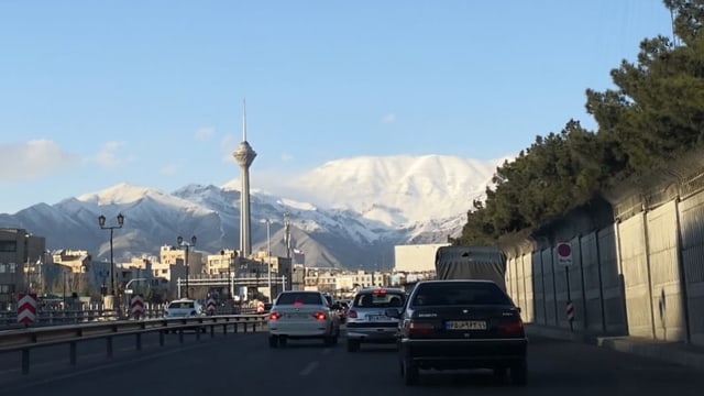 Blick auf Fenrsehturm und Berge.