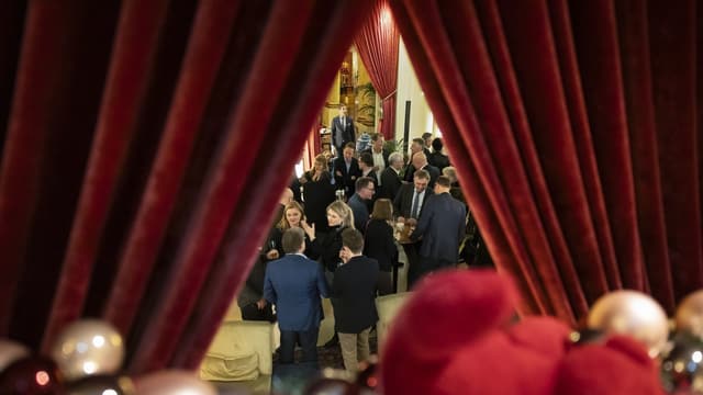 Parlamentarier, Journalisten und Gäste versammeln sich in der Lobby des Hotels Bellevue am Vortag der Bundesratswahlen.