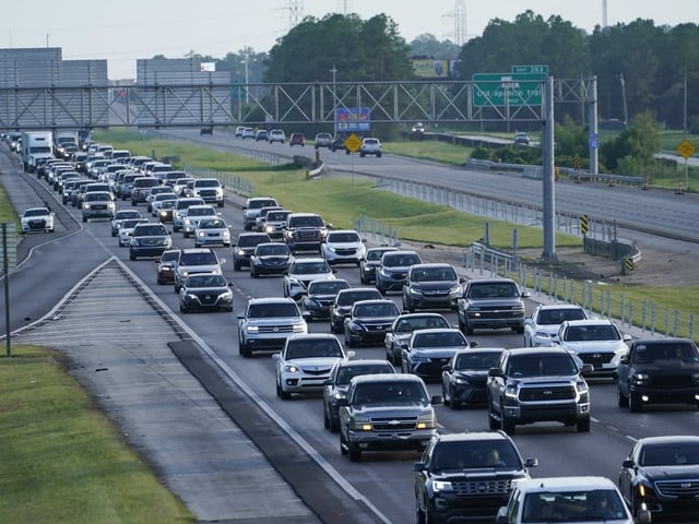 Viel Verkehr auf der dreispurigen Autobahn