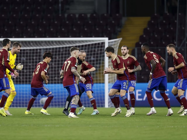 Die Servette-Spieler machen sich im Hinspiel für die 2. Halbzeit warm.