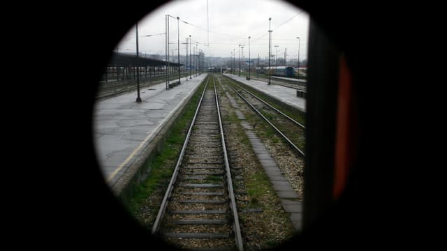 Blick auf die Gleise aus dem hintersten Wagen eines Zugs in Belgrad.