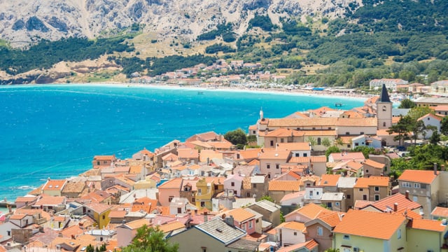 Dorf vor Meer und Strand