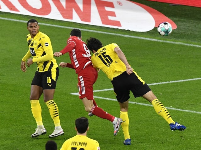 Robert Lewandowski against Mats Hummels shortly before 2-1 for Bayern. 