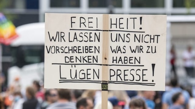 Plakat an einer Corona-Demo: «Befreien wir uns!»