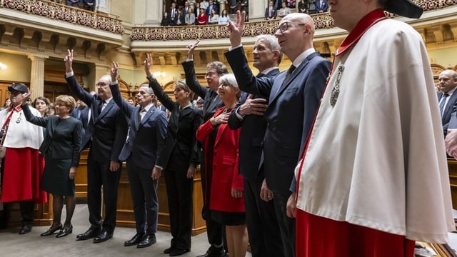 Die Bundesräte geben den Eid ab.