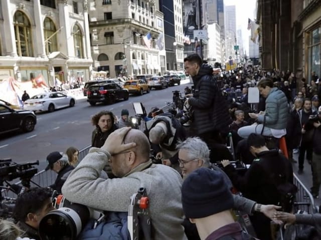 Hunderte Medienvertreter hatten sich zur Ankunft des ehemaligen Präsidenten bei seinem Trump-Tower eingefunden.