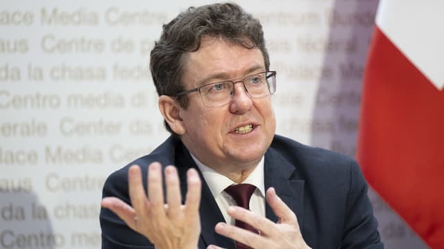 Bundesrat Albert Rösti spricht gestikulierend.