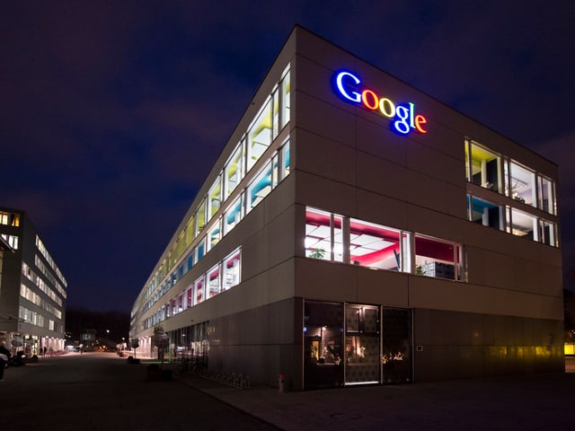 Der Google-Sitz in Zürich mit farbiger Leuchtschrift.