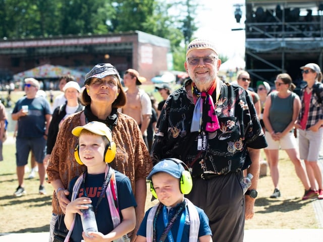 Zwei erwachsene und zwei Kinder posieren für Foto