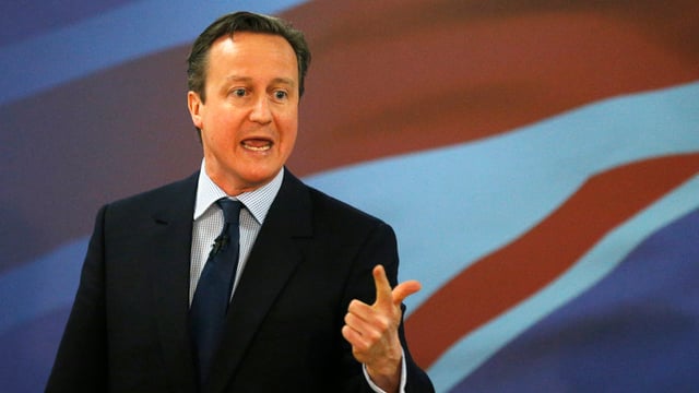 David Cameron vor einer britischen Flagge