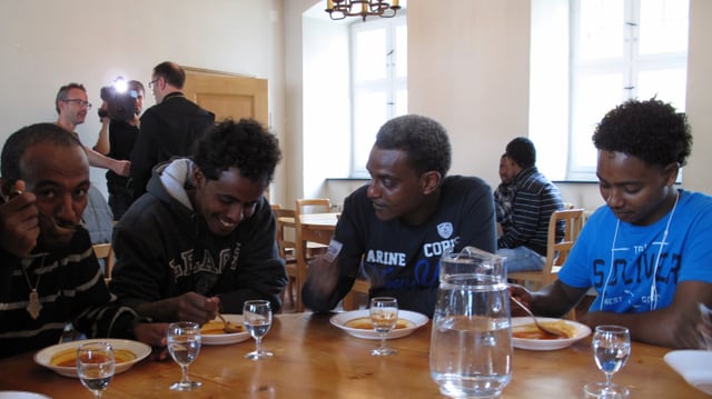 Asylsuchende aus Eritrea beim Essen. 