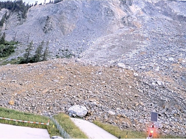 Die Ablagerung verschüttete die Strasse nach Lenzerheide komplett.