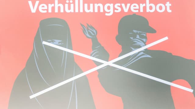  Plakat, roter Hintergrund, Verhüllte Frau und vermummter Mann schwarz gezeichnet. Mit weisser Farbe durchgestrichen.