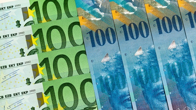 100er-Banknoten in Euro und Franken.