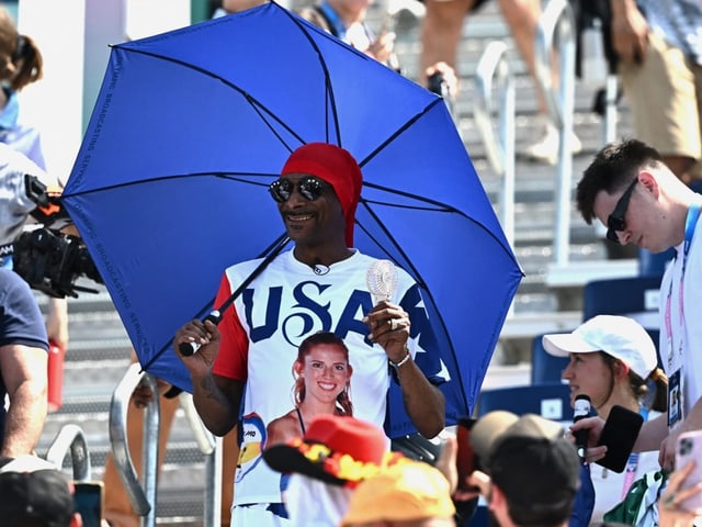 Snoop Dogg mit Sonnenschirm.