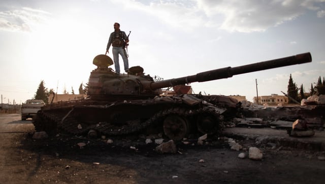 Ein Aufständischer auf einem Panzer in Sabadani