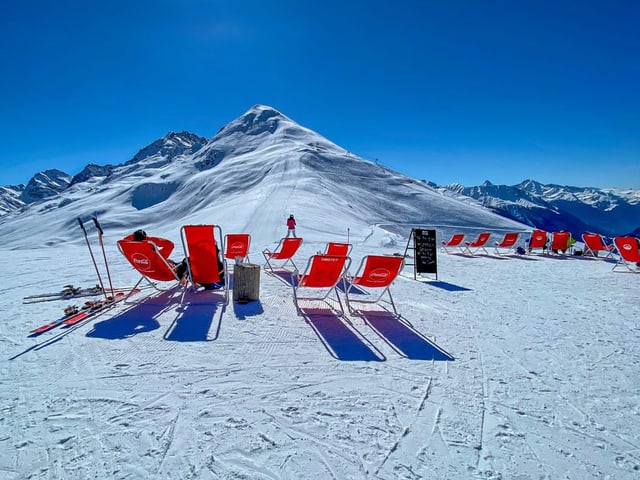 Liegestühle an der Sonne im Schnee