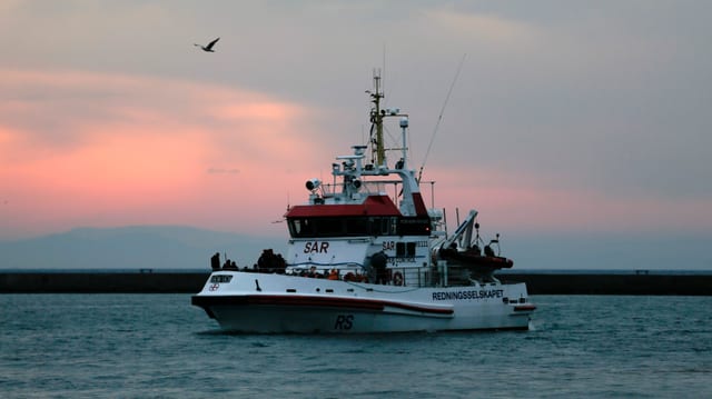 Rettungsschiff auf See.