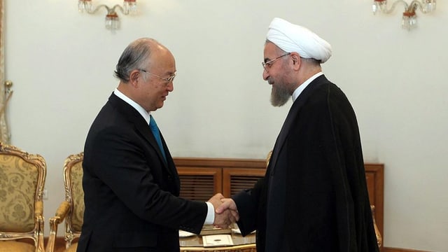 Yukiya Amano und Hassan Ruhani geben sich die Hand 