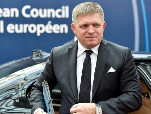 Robert Fico in schwarzem Anzug mit Krawatte am EU-Gipfeltreffen 2017