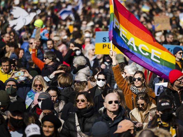 Tausende demonstrieren in Zürich gegen den Krieg.