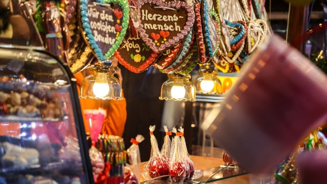 Süssigkeiten an einem Weihnachtsmarktstand.