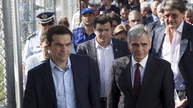 Alexis Tsipras und Werner Faymann besuchen ein Flüchtlingslager in Griechenland