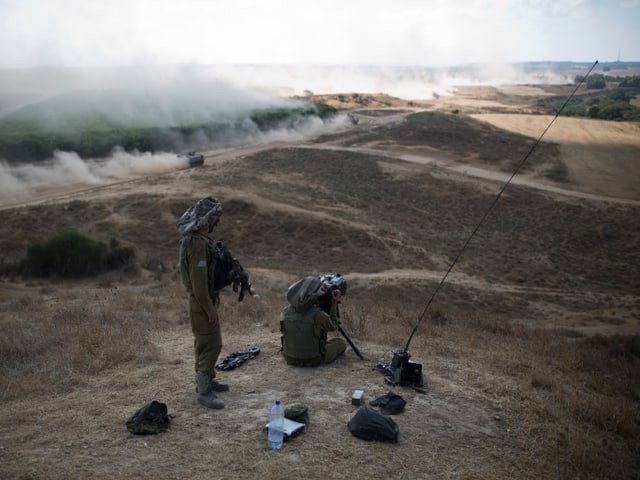 Soldaten auf Hügel