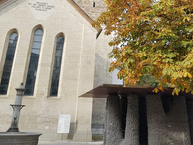 Der Pavillon, der an Stonehenge erinnert. Im Hintergrund die Stadtkirche Winterthur.