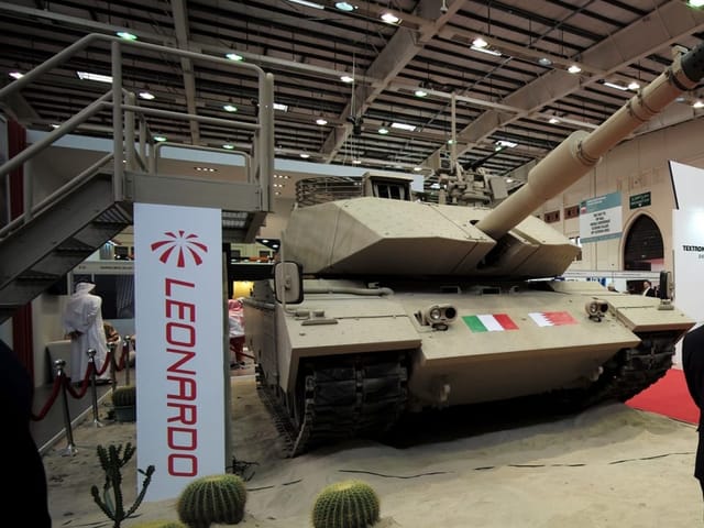 Panzer auf Ausstellung mit Leonardo-Logo und italienischer Flagge.